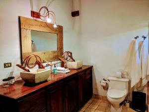 y baño con lavabo, espejo y aseo. en Shankton Tower, en El Gigante