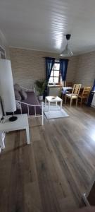 a living room with a bed and a table at FeWo Am Marktplatz in Zerf