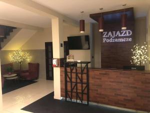 Telewizja i/lub zestaw kina domowego w obiekcie Zajazd Podzamcze