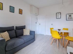 ein Wohnzimmer mit einem Sofa und einem Tisch in der Unterkunft Pass The Keys Beautiful 2 Bedroom Apartment in Wimbledon in London