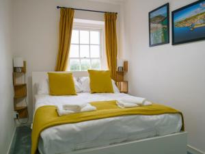 Posteľ alebo postele v izbe v ubytovaní Pass The Keys Modern 2 bed flat overlooking Aberaeron Harbour