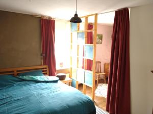een slaapkamer met een bed en een boekenplank bij Logies de Zeeuwse Klei, een gezellig jaren 30 huis in Middelburg