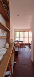 uma cozinha com uma sala de jantar com uma mesa em Loft a metros Peatonal sarmiento em Mendoza