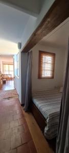 um quarto com uma cama num quarto com uma janela em Loft a metros Peatonal sarmiento em Mendoza