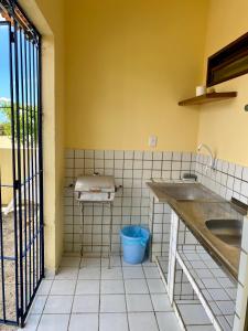 cocina con fregadero y encimera en una habitación en Condomínio Portal do Paraíso en Lucena