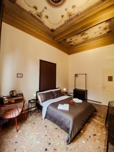 um quarto com uma cama e um tecto em caixote em Residenza Studio delle Arti em Bolonha