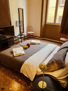 ein Schlafzimmer mit einem großen Bett und einem TV in der Unterkunft Residenza Studio delle Arti in Bologna