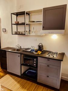 uma pequena cozinha com um lavatório e um fogão em Residenza Studio delle Arti em Bolonha