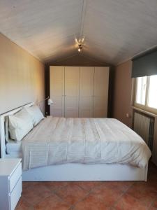 - une chambre avec un grand lit dans l'établissement B&B Palazzo de "Il Nuovo Duca Minimo", à Pescara