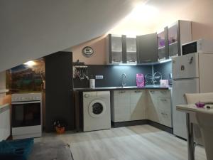 uma cozinha com uma máquina de lavar roupa e uma máquina de lavar roupa em IGLIKA 2 SNOWY NIGHT V 31 em Borovets