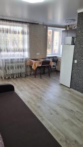ein Zimmer mit einem Tisch und Stühlen in einem Zimmer in der Unterkunft 2-х кімнатна квартира студія у центрі Миргорода in Myrhorod