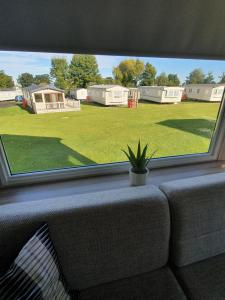 Blick auf einen Hof aus einem großen Fenster in der Unterkunft Seton Sands Holiday Home in Port Seton