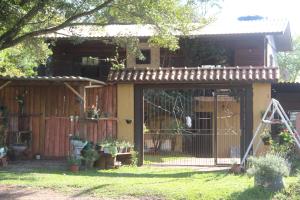 a house with a gate in the yard at Chalé na Serra Gaúcha, em Picada Café!! in Picada Cafe