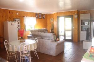 a living room with a couch and a table at Chalé na Serra Gaúcha, em Picada Café!! in Picada Cafe