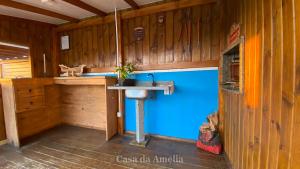 cocina con fregadero y paredes de madera en Casa da Amélia, en Penha