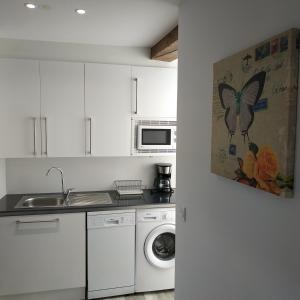 a kitchen with a sink and a washing machine at RUA NOVA APARTMENT ATICO 3º,a 200m CATEDRAL,PS 4 y NETFLIX in Santiago de Compostela +14 photos
