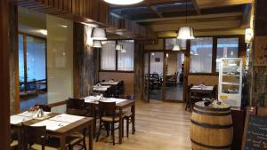 A restaurant or other place to eat at Chata 412 Tatralandia