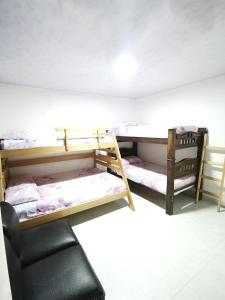 2 literas en una habitación con silla en apartaestudio J.V.G., en San Andrés