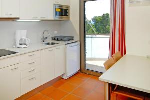 Apartments Ciutat de Palol, Platja d'Aroにあるキッチンまたは簡易キッチン