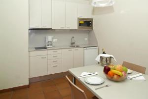 Apartments Ciutat de Palol, Platja d'Aroにあるキッチンまたは簡易キッチン