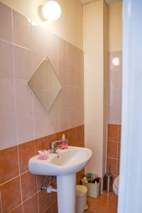 ein Bad mit einem Waschbecken und einem Spiegel in der Unterkunft Melania Gardens Apartment in Klorakas