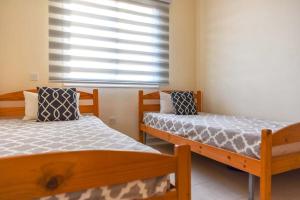 Ein Bett oder Betten in einem Zimmer der Unterkunft Melania Gardens Apartment