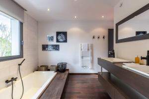 bagno con 2 lavandini e vasca di L'Architecte du Cosmopolitain - Design house Jacuzzi- 8 P - Downtown a Honfleur