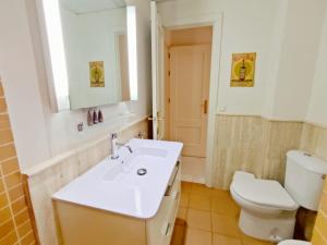 Koupelna v ubytování HomeySeville-Bright Apartment at Santa Cruz 4 pax, Parking Optional + 21 fotografií