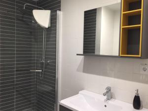 A bathroom at Apartamentos Catedral Escalinata