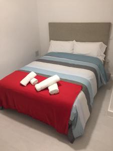 A bed or beds in a room at Apartamentos Catedral Escalinata
