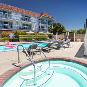 ein Pool mit rosa Flamingo und ein Hotel in der Unterkunft Hotel Corque in Solvang