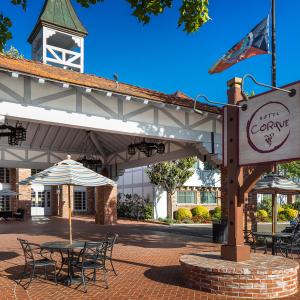 einem Pavillon mit Tisch und Stühlen und einem Schild in der Unterkunft Hotel Corque in Solvang