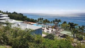 Luftblick auf ein Resort und das Meer in der Unterkunft LE BLUE GROUND in Le Diamant