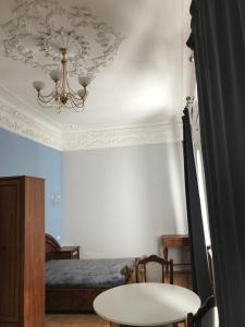 Un pat sau paturi într-o cameră la Ermitage Apt, Апартаменти в Центрі Дніпра