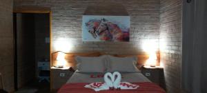 a bedroom with a bed with a horse painting on the wall at Refúgio Horse in Santo Antônio do Pinhal