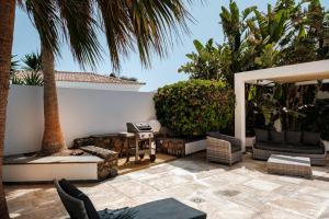 A seating area at Casa Paloma with heated pool in El Roque