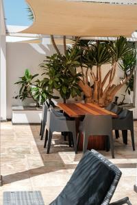 A seating area at Casa Paloma with heated pool in El Roque