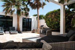 A seating area at Casa Paloma with heated pool in El Roque