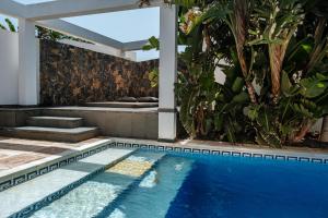 Bazén v ubytování Casa Maeva with heated pool in El Roque nebo v jeho okolí