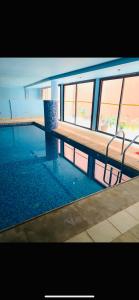 a swimming pool with a bench in the middle of it at Appartement avec piscine a 150m des jardins Majorelle in Marrakech
