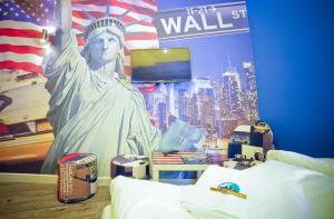 a room with the statue of liberty on the wall at World Hostel - Old Town in Gdańsk