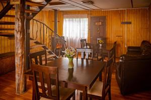 una sala da pranzo con tavolo e sedie di Hostal Lejana Patagonia a Cochrane