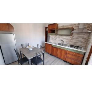 明圖爾諾的住宿－La Pepita，厨房以及带桌子和水槽的用餐室