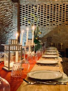 une grande table avec des assiettes et des serviettes dans l'établissement Casale Viridi - nel fresco delle colline Umbre, à Narni