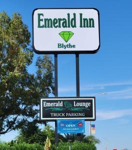 - un panneau pour une auberge émeraude et un bâtiment dans l'établissement Emerald Inn & Lounge, à Blythe