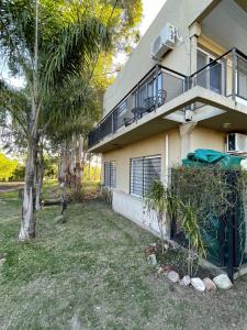 a apartment building with a balcony and a yard at Apart Altos del Golf in Colón