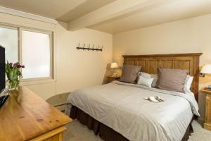 Vuode tai vuoteita majoituspaikassa Standard Two Bedroom - Aspen Alps #106
