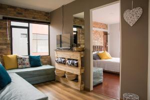 a room with a bedroom with a bed and a mirror at Cabaña Bellavista in Iza