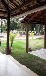 Un jardín fuera de Casa temporada Condomínio fechado Praia de Barramares