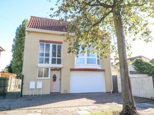 ein Haus mit einer weißen Garage und einem Baum in der Unterkunft Mead House in Darlington